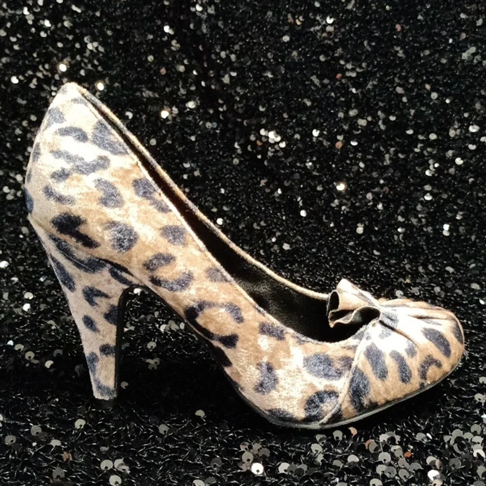 Velvet Leopard Print Pumps Tan Black Round Toe Ruffle
